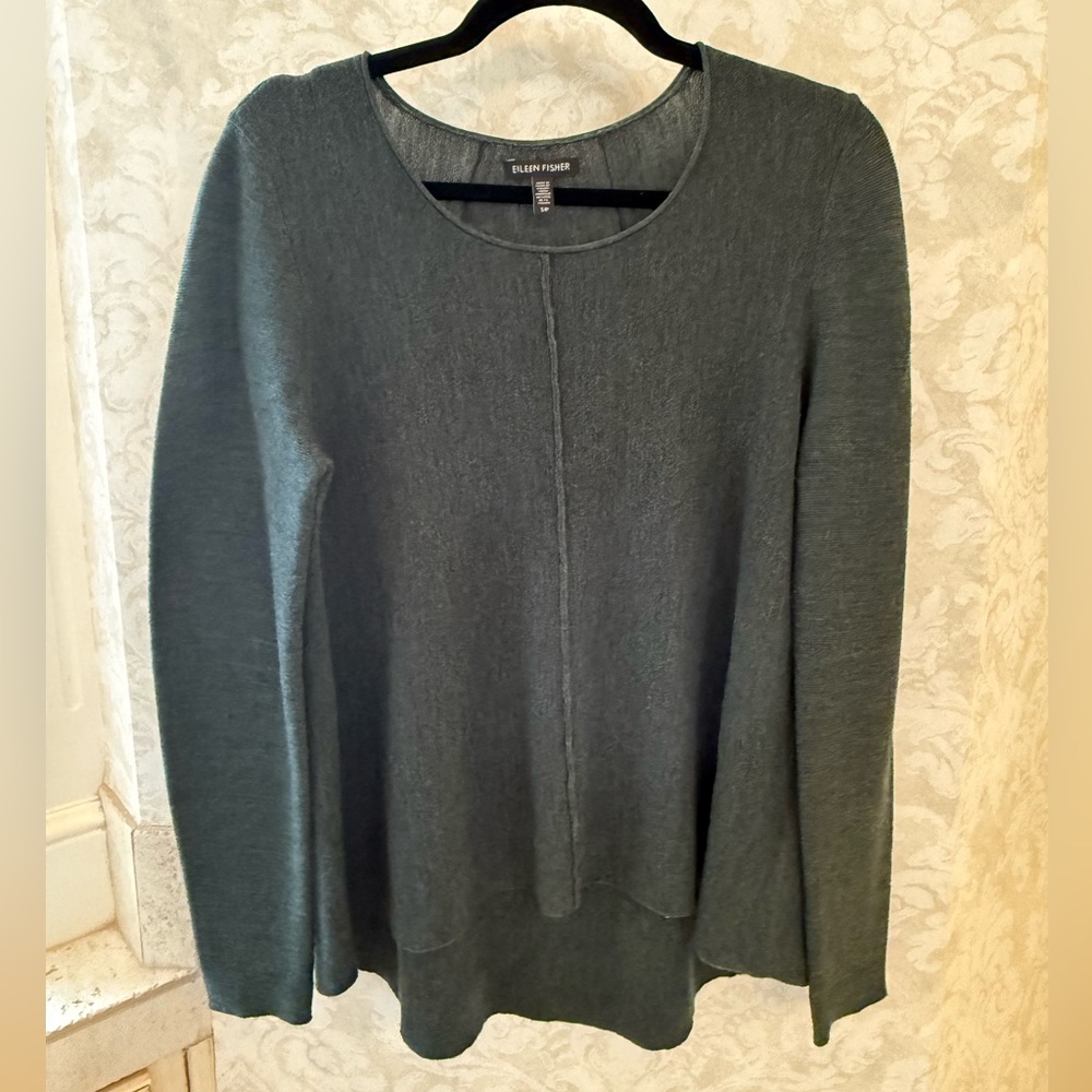 Soft pretty dark green long sleeve light weight sweater size small